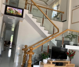 Mẫu cầu thang kính tay vịn gỗ