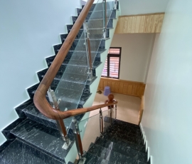 Cầu thang kính tại Đức Trọng