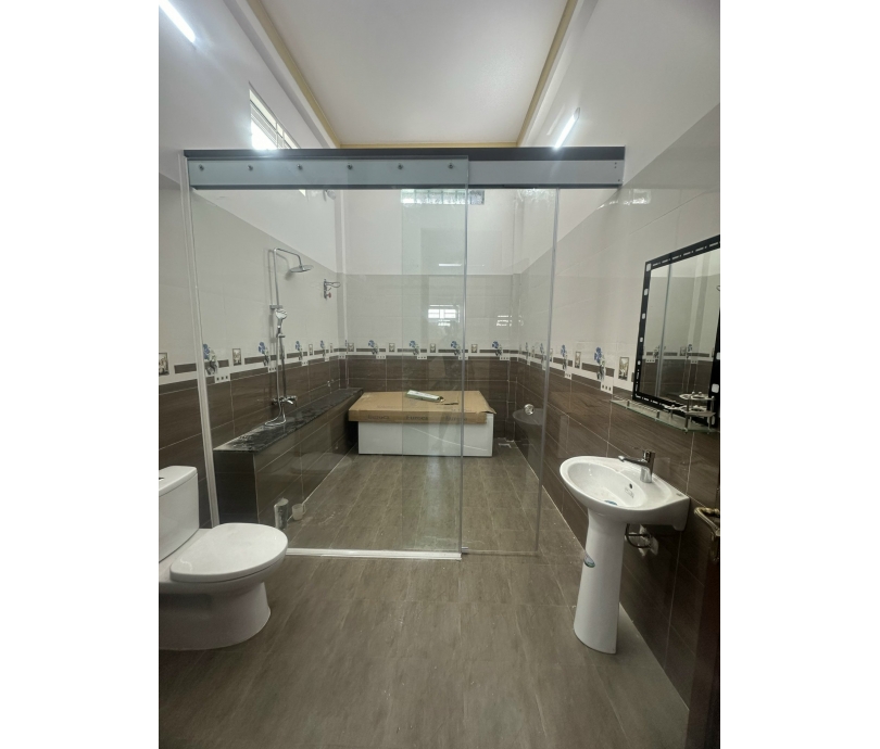 Phòng tắm kính (hay vách kính nhà tắm, cabin tắm) là hệ thống vách ngăn được cấu tạo từ các tấm kính cường lực kết hợp cùng hệ phụ kiện Hedra cao cấp, dùng để phân chia khu vực tắm ẩm ướt và khu vực vệ sinh khô ráo.