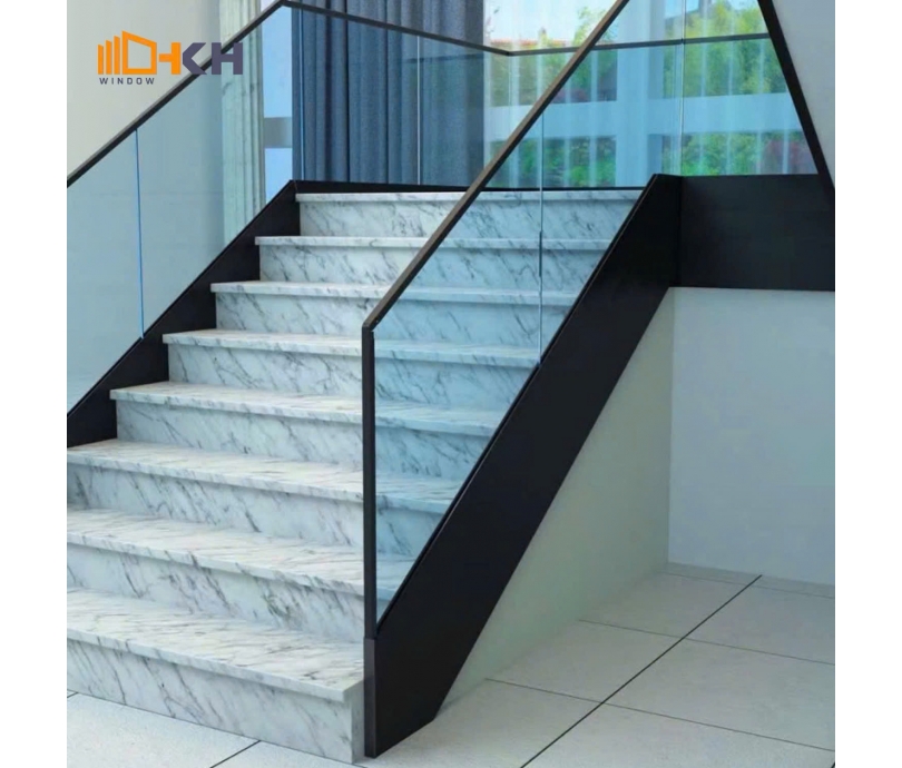 Cầu thang kính máng nhôm mang lại vẻ đẹp liền mạch, tối giản và hiện đại, giúp giải phóng hoàn toàn tầm nhìn cho không gian kiến trúc.
