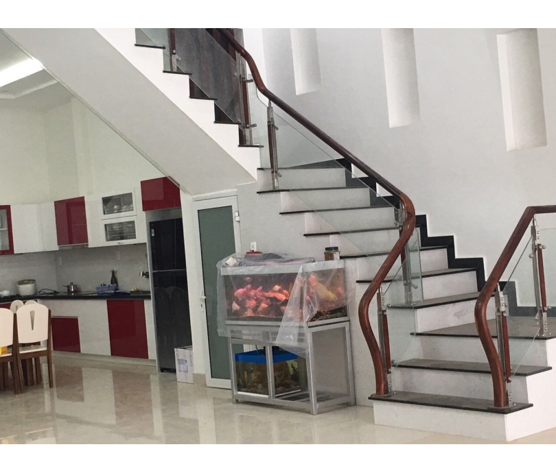 Mẫu cầu thang kính gỗ cao cấp