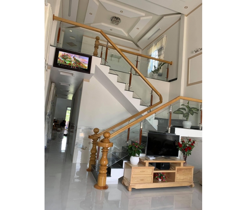 Mẫu cầu thang kính tay vịn gỗ