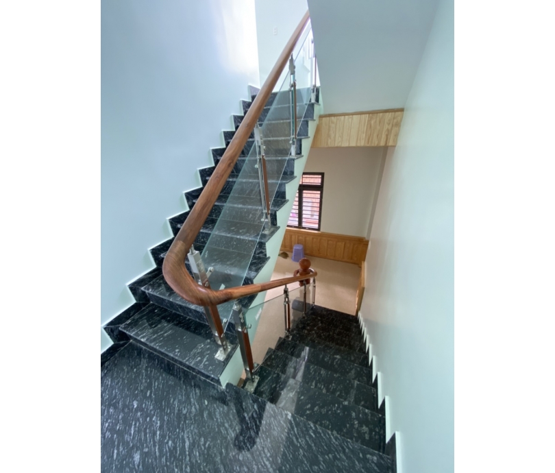 Cầu thang kính tại Đức Trọng