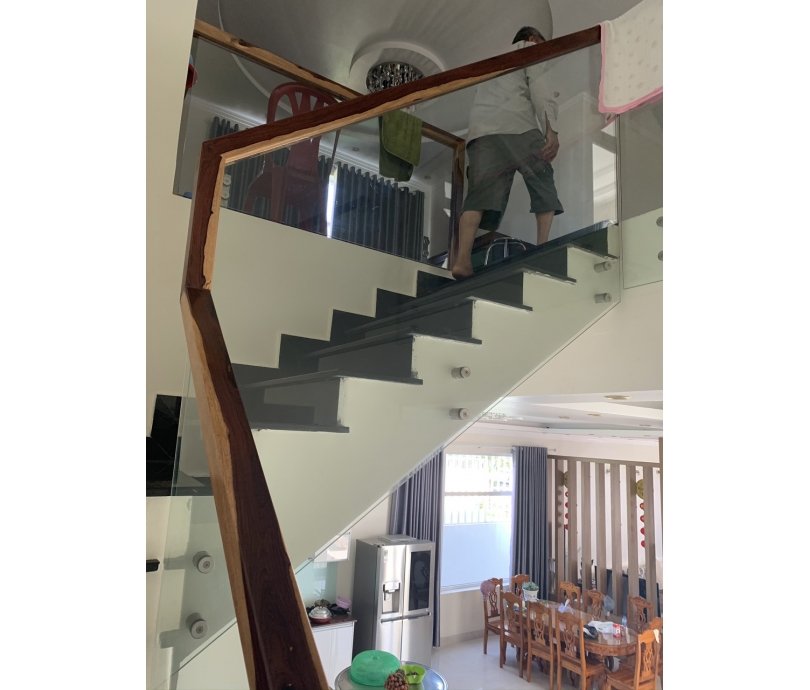 Mẫu cầu thang kính
