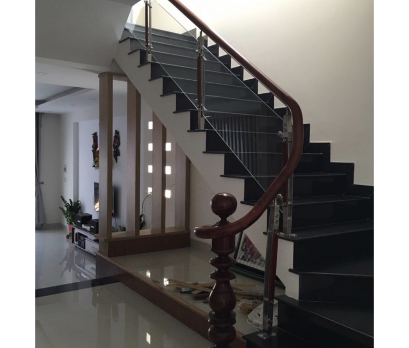 Cầu thang kính Anh Tuấn Window