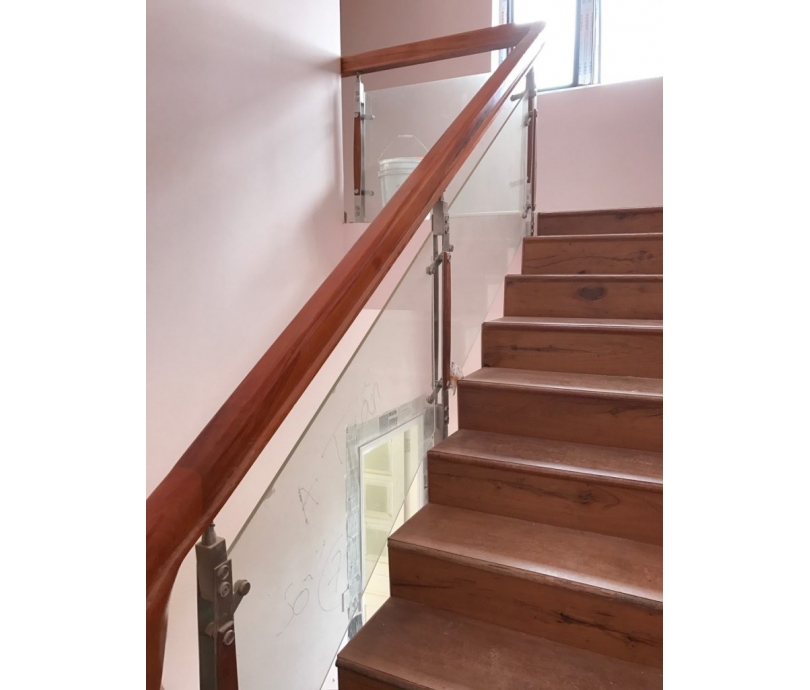 Cầu thang kính Anh Tuấn Window