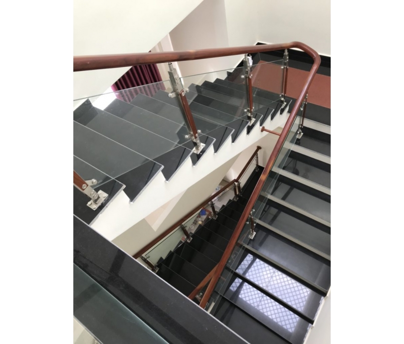 Cầu thang kính Anh Tuấn Window