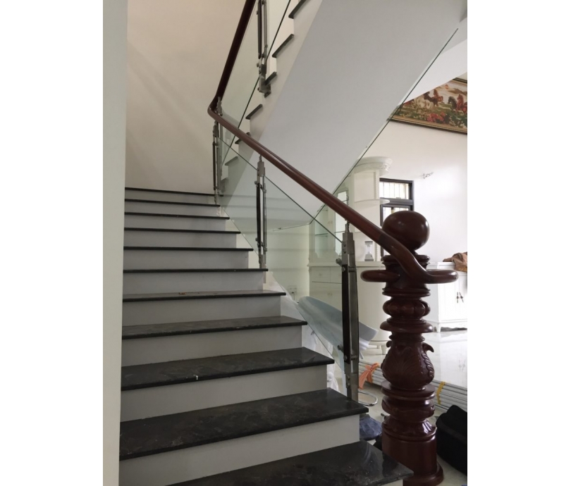 Cầu thang kính Anh Tuấn Window