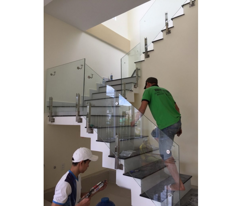 Cầu thang kính Anh Tuấn Window