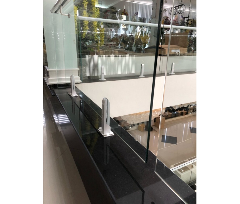 Cầu thang kính Anh Tuấn Window